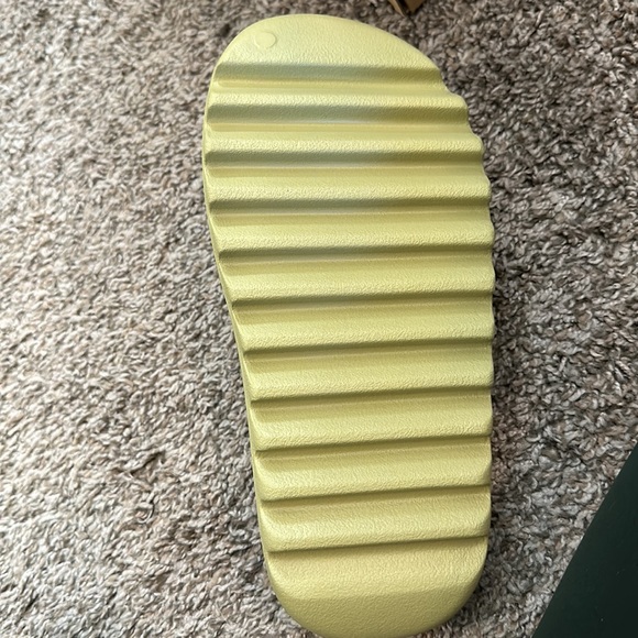 BNIB Yeezy Slide in Resin size 8 - Picture 2 of 13